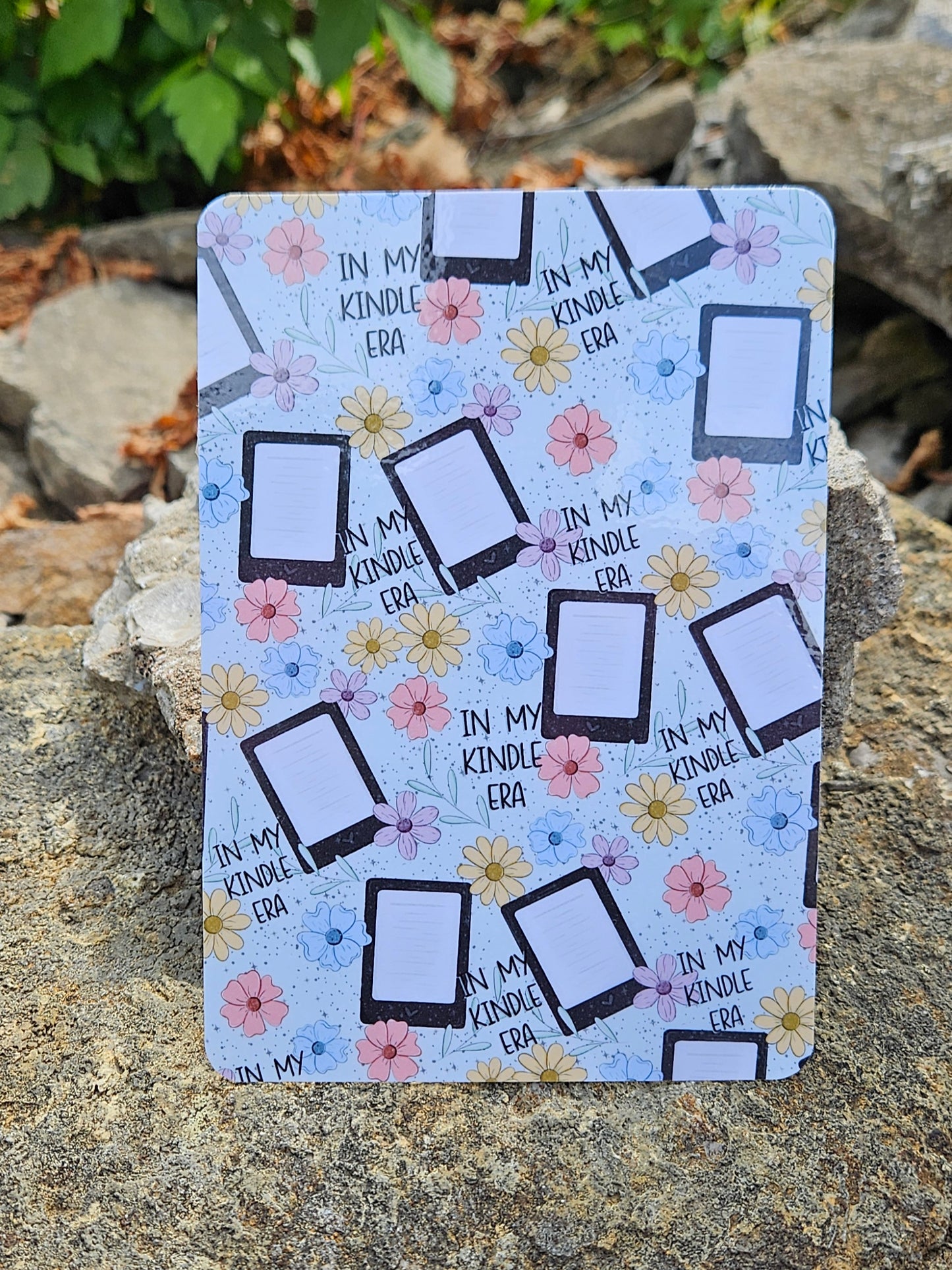 In My Kindle Era Pastel Daisies Kindle Insert